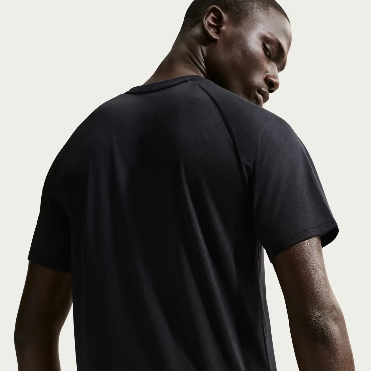 Мужская футболка с технологией Dri-FIT ADV Nike, Negro — фото 4