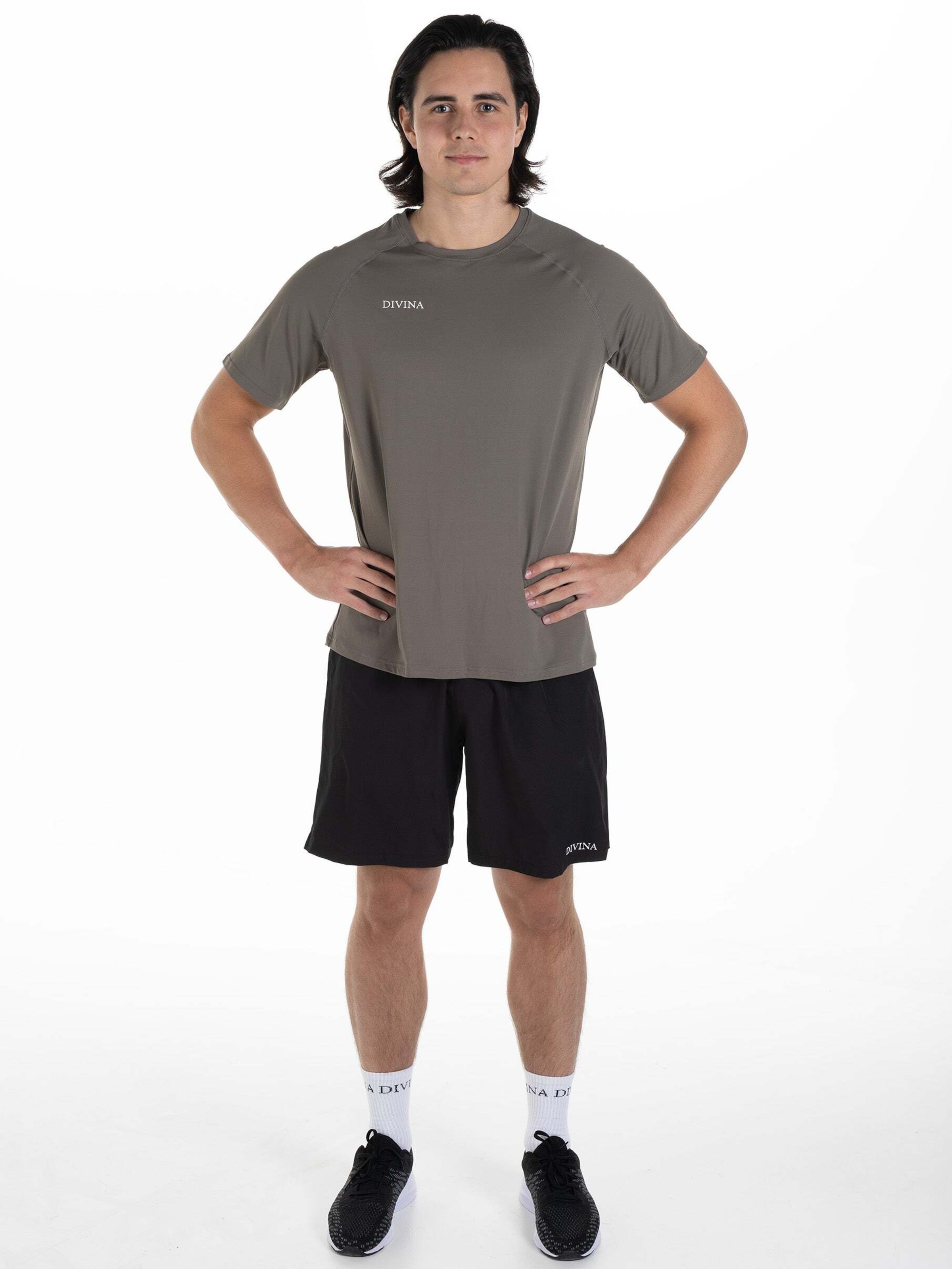 

Divina Футболка Performance 'Raw' в коричневом цвете