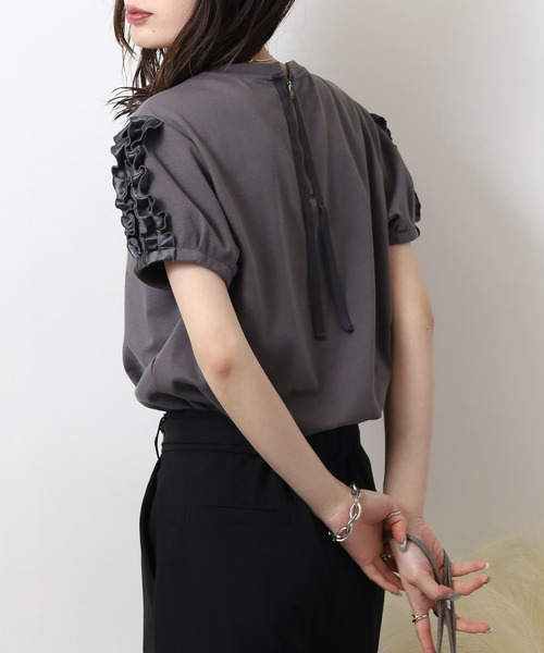 

Топ с короткими рукавами и оборками EGLANTINE, угольно-серый