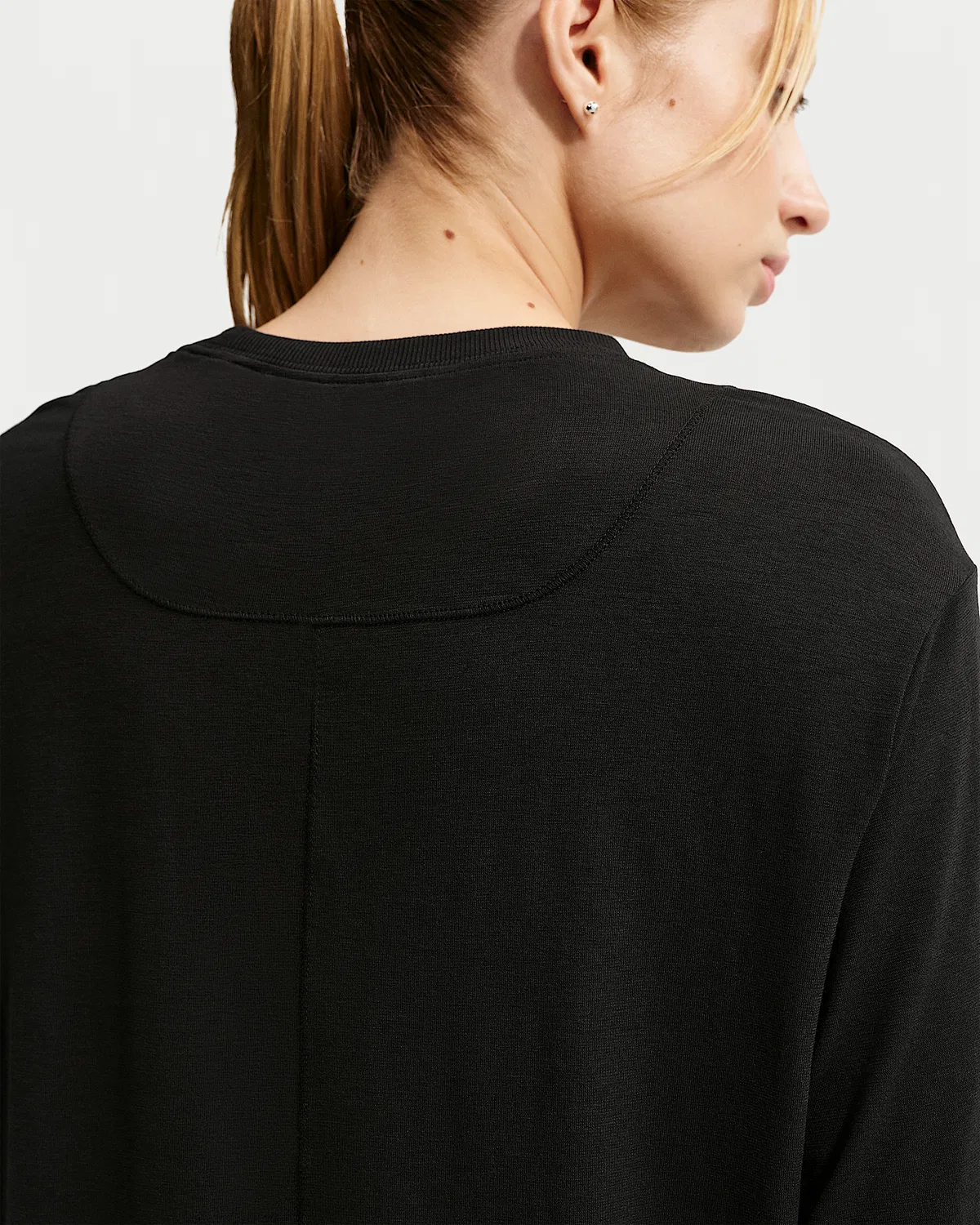 Женский топ Nike One Relaxed с длинным рукавом Dri-FIT, Black/White — фото 2