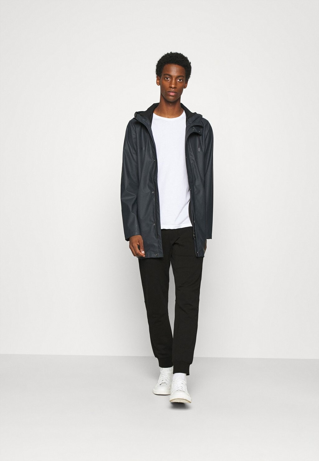 

Брюки тренировочного костюма Armani Exchange, черные