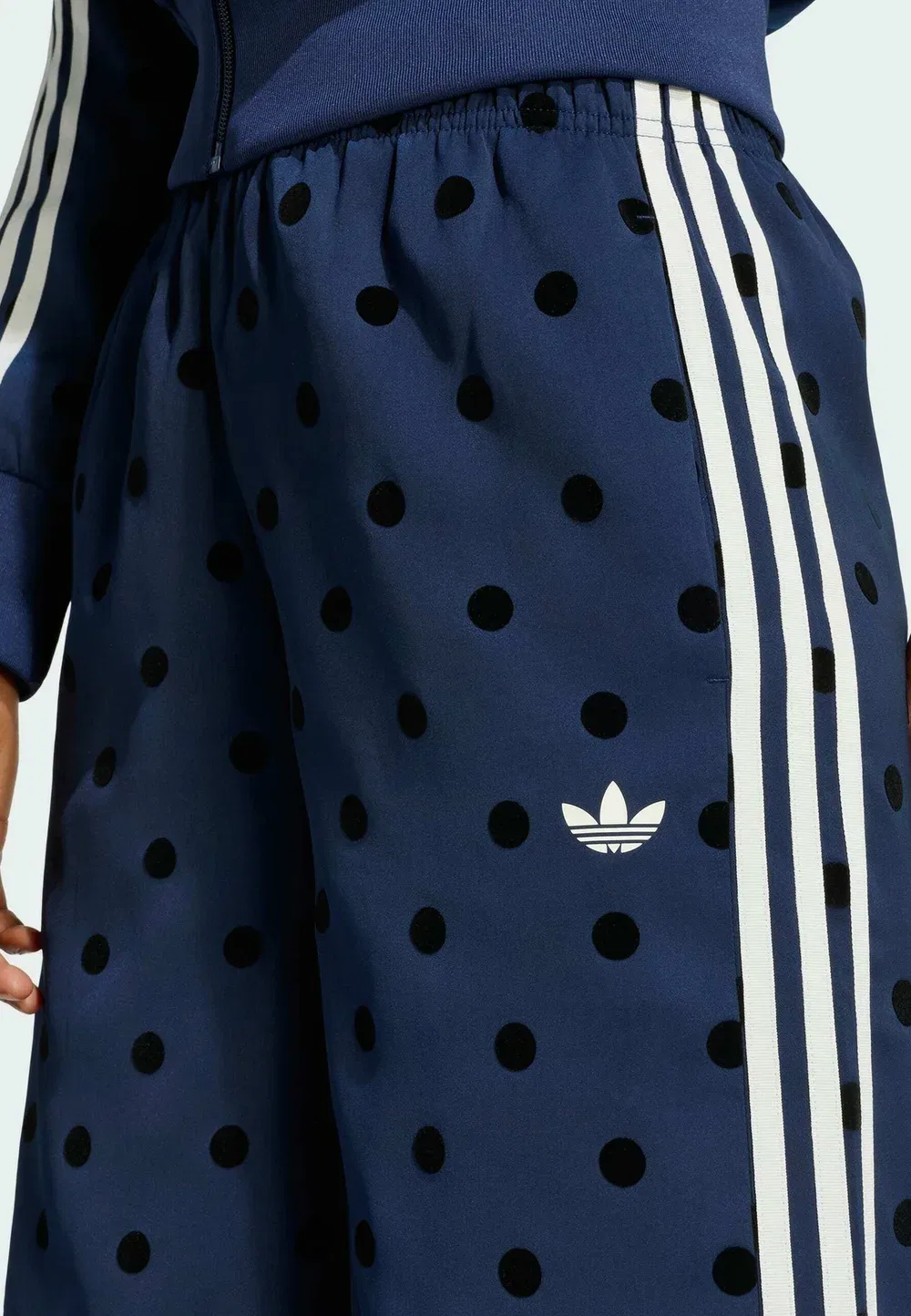 Брюки с широкими штанинами из атласа в горошек Adidas Originals, Night Indigo — фото 3