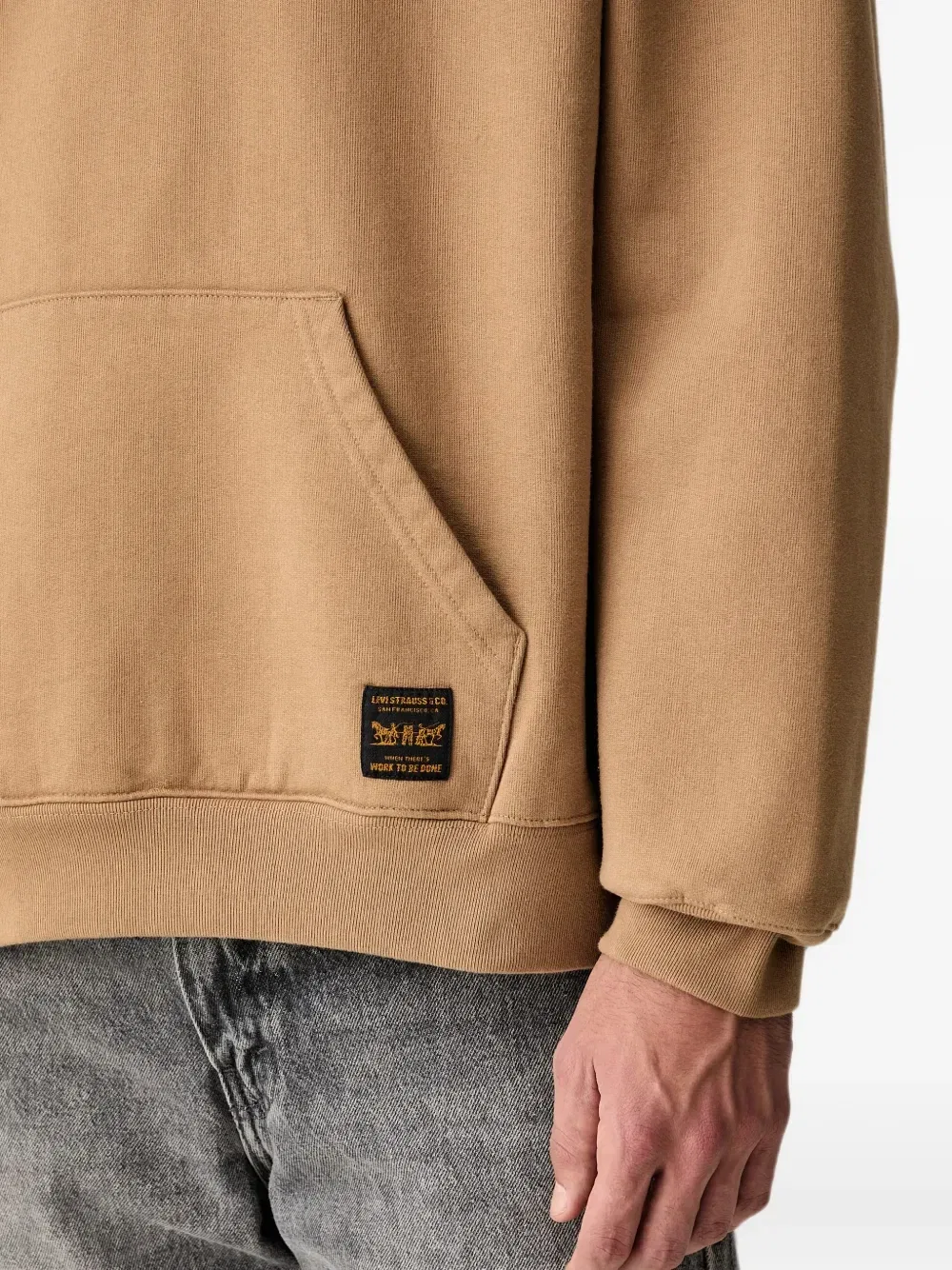 Толстовка с капюшоном, кулиской и нашивкой-логотипом Levi'S, коричневый — фото 4