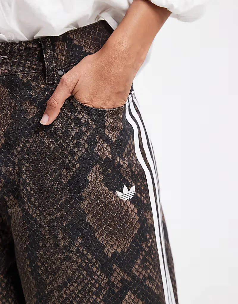 Джинсовые шорты Adidas Originals темно-коричневый под змеиную кожу — фото 3