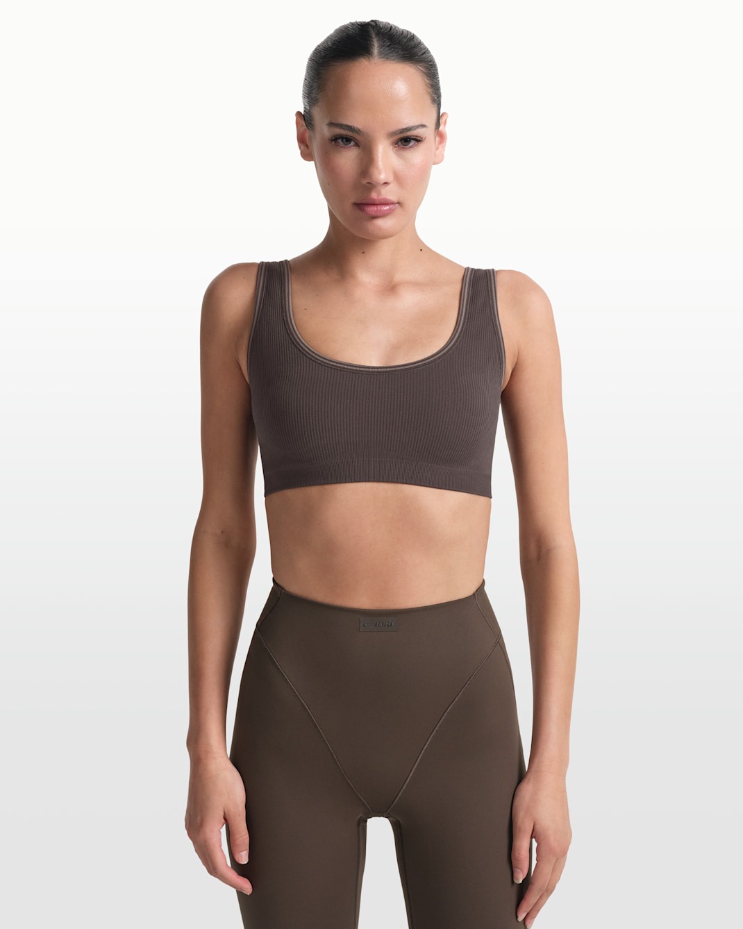 

Топ Nike x SKIMS Ribbed Seamless Women's Scoop, коричневый