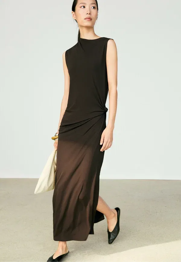 Платье миди из вискозы Asymmetric ruched midi dress Massimo Dutti, темно-коричневый — фото 2