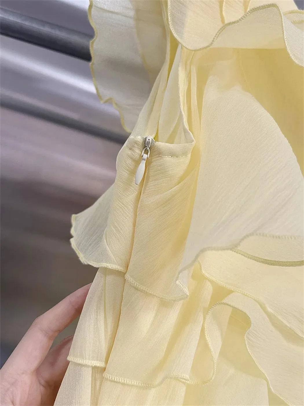 Женское мини-платье с одним плечом и рюшами, Yellow — фото 4
