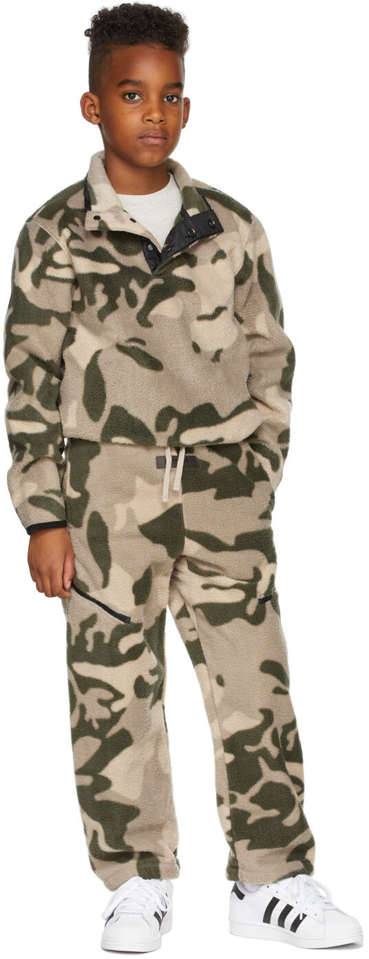 

Детский бежевый свитшот с камуфляжным принтом Fear of God ESSENTIALS