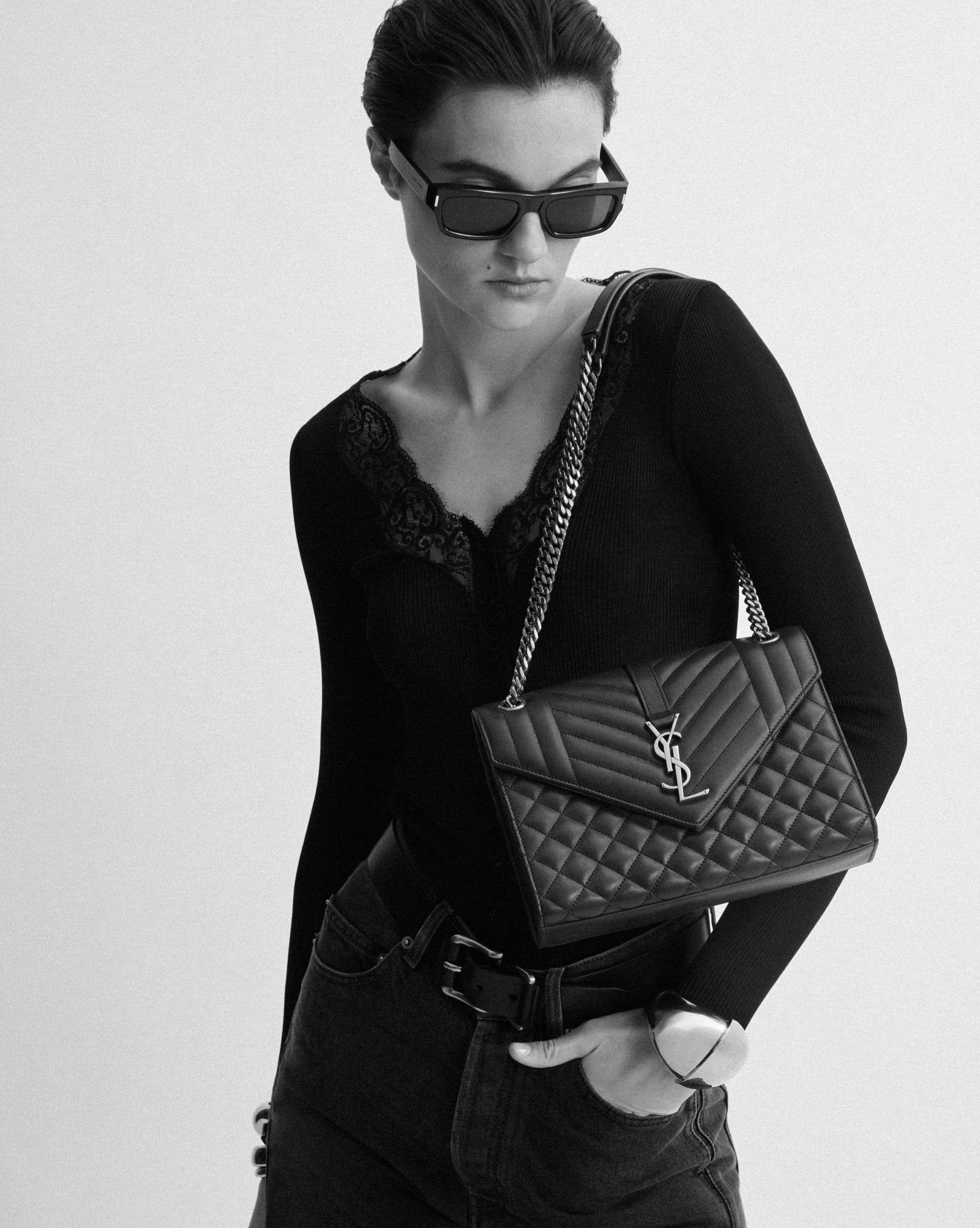Сумка Envelope Medium из стеганой тисненой кожи Grain de Poudre Saint Laurent, белый — фото 2