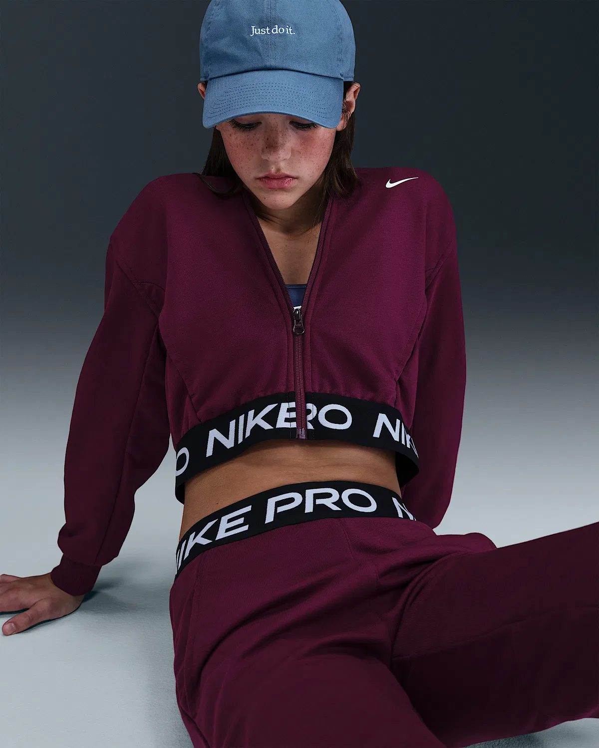 Детская (девичья) флисовая кофта Nike Pro Fleece Dri-FIT на молнии, Bordeaux/Bordeaux/Black/White — фото 3