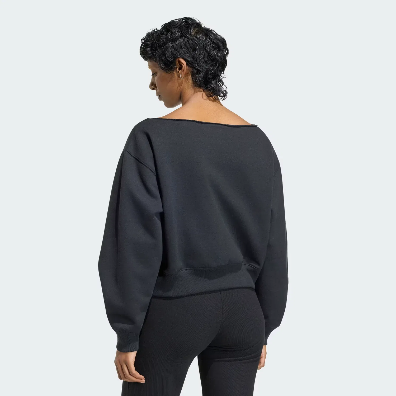Женский свитшот свободного кроя Essentials Fleece Boatneck Adidas Originals, черный — фото 2