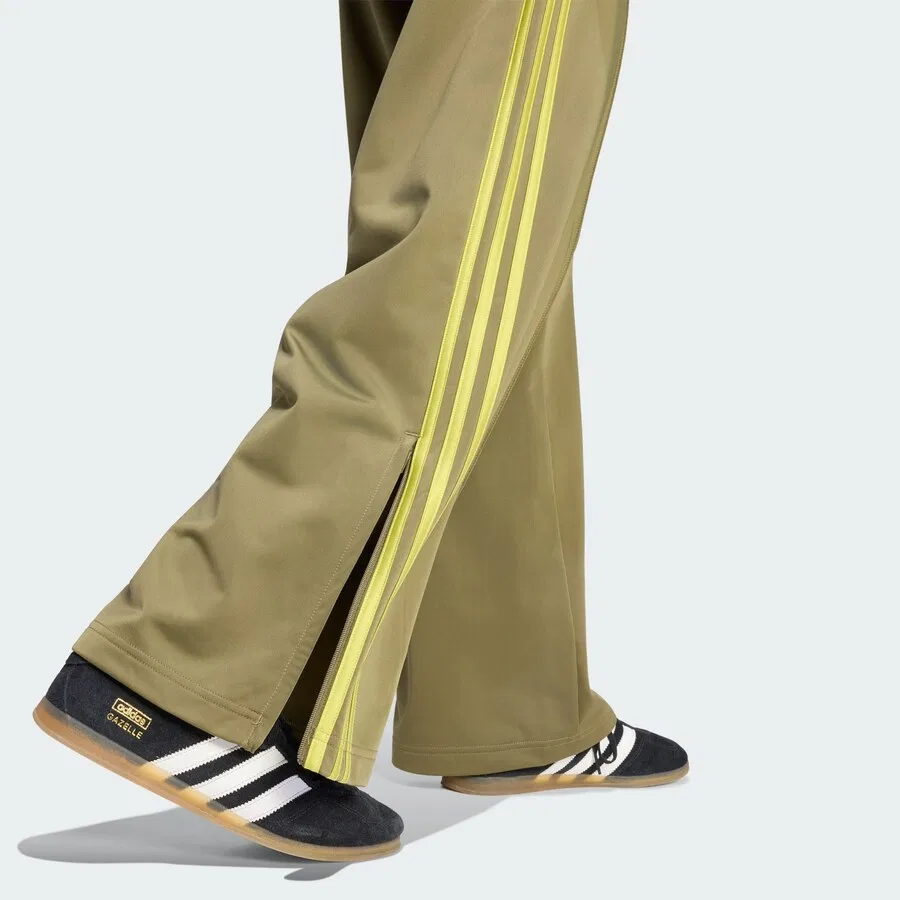 Брюки ADIDAS ORIGINALS с широкими штанинами 'Firebird' в оливковом и киви цветах — фото 4