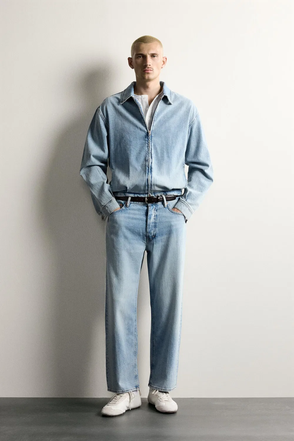 Джинсовая куртка с эффектом потертости и застежкой-молнией. ZARA, Light blue