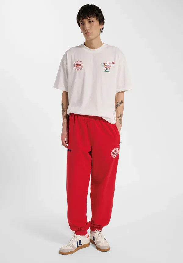 Штаны спортивные Hummel Dbu 26 fan 86 replica micropants k tracksuit bottoms, танго красный — фото 2