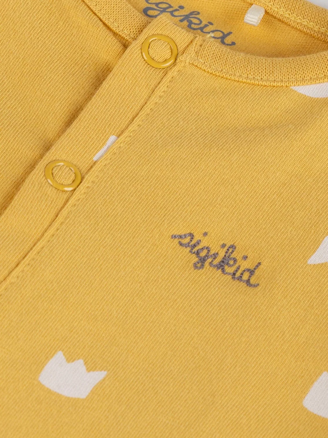 Комбинезон Sigikid Комбинезон mit Füßchen und Klappbündchen an den Ärmeln Classic Baby желтого цвета — фото 2
