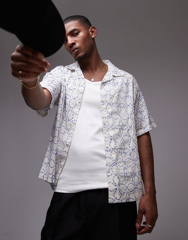 

Белая свободная рубашка с короткими рукавами и цветочной вышивкой Topman