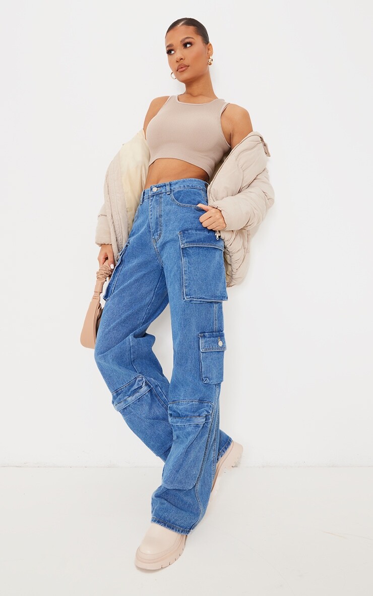

PrettyLittleThing Средне-синие широкие джинсы с карманами-карго и вышивкой