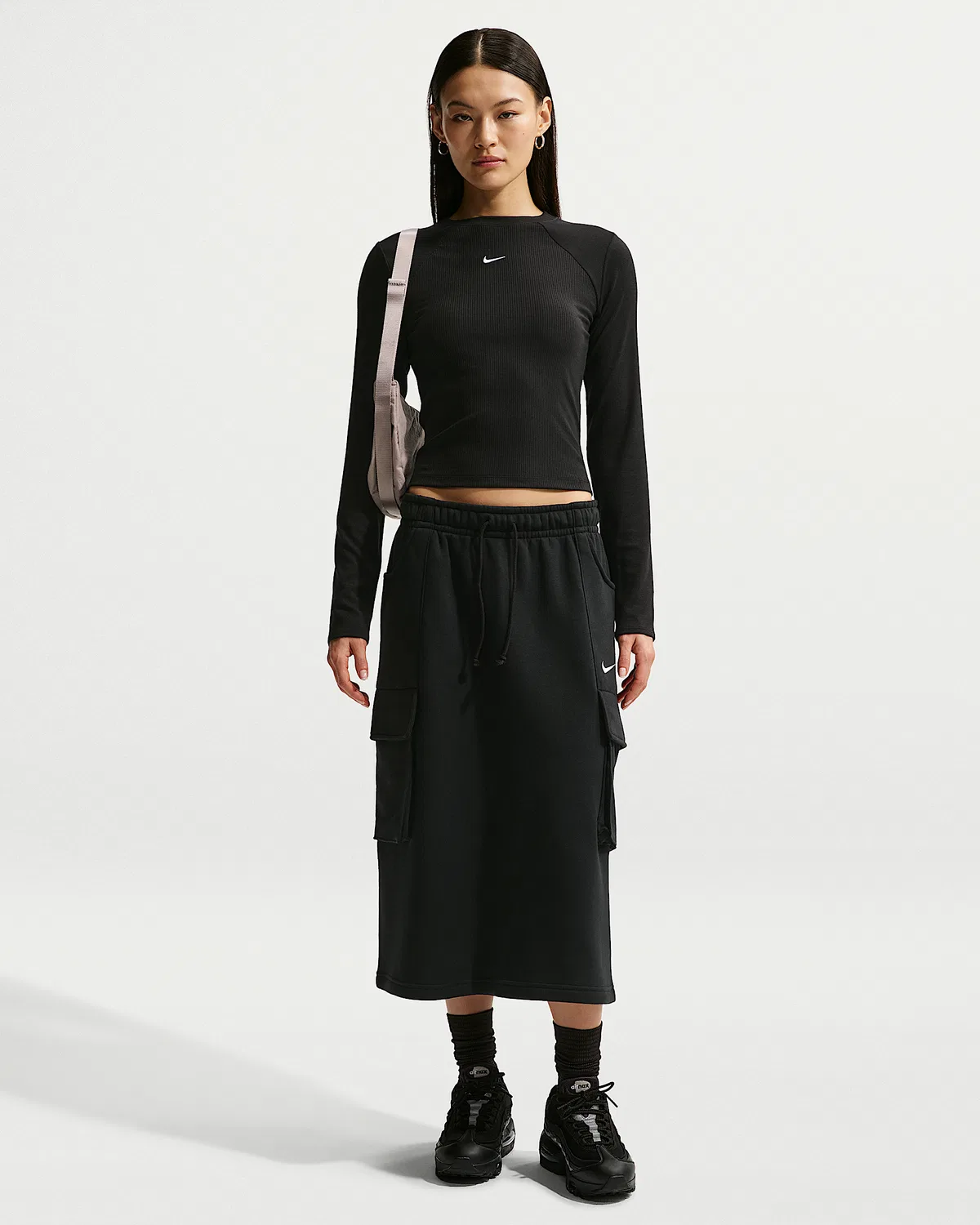 Женская облегающая длинная футболка с ребристой вязкой Nike Sportswear Chill Knit, Black/Sail — фото 4