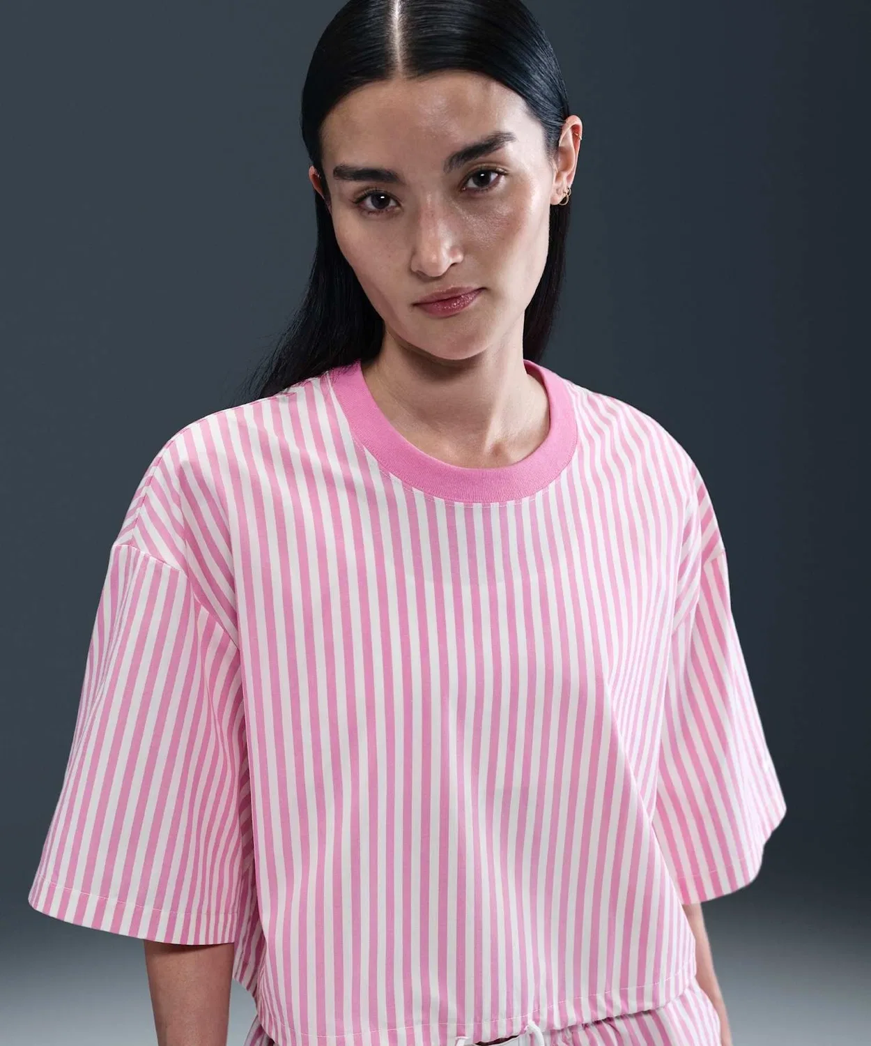 Женская футболка из поплина с полосатым принтом Nike Sportswear Chill Poplin Boxy Top, Playful Pink