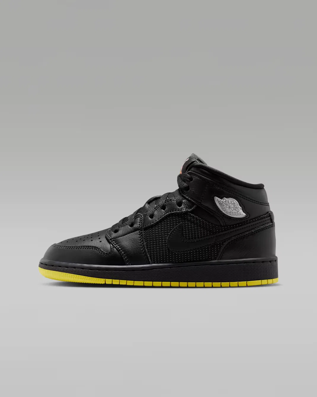 Кроссовки для детей постарше Air Jordan 1 Mid SE, Black/Opti Yellow/Silver