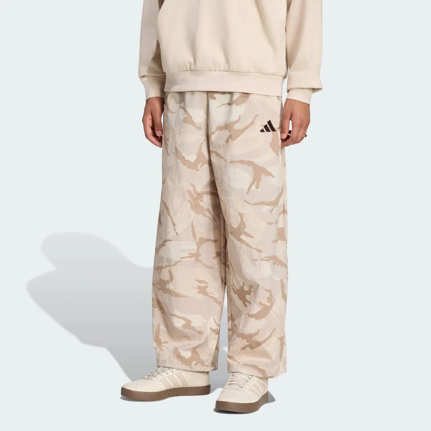 Мужские парашютные брюки с камуфляжным принтом Seasonal Essentials Parachute Adidas, Bunt Braun Cremefarben — фото 2