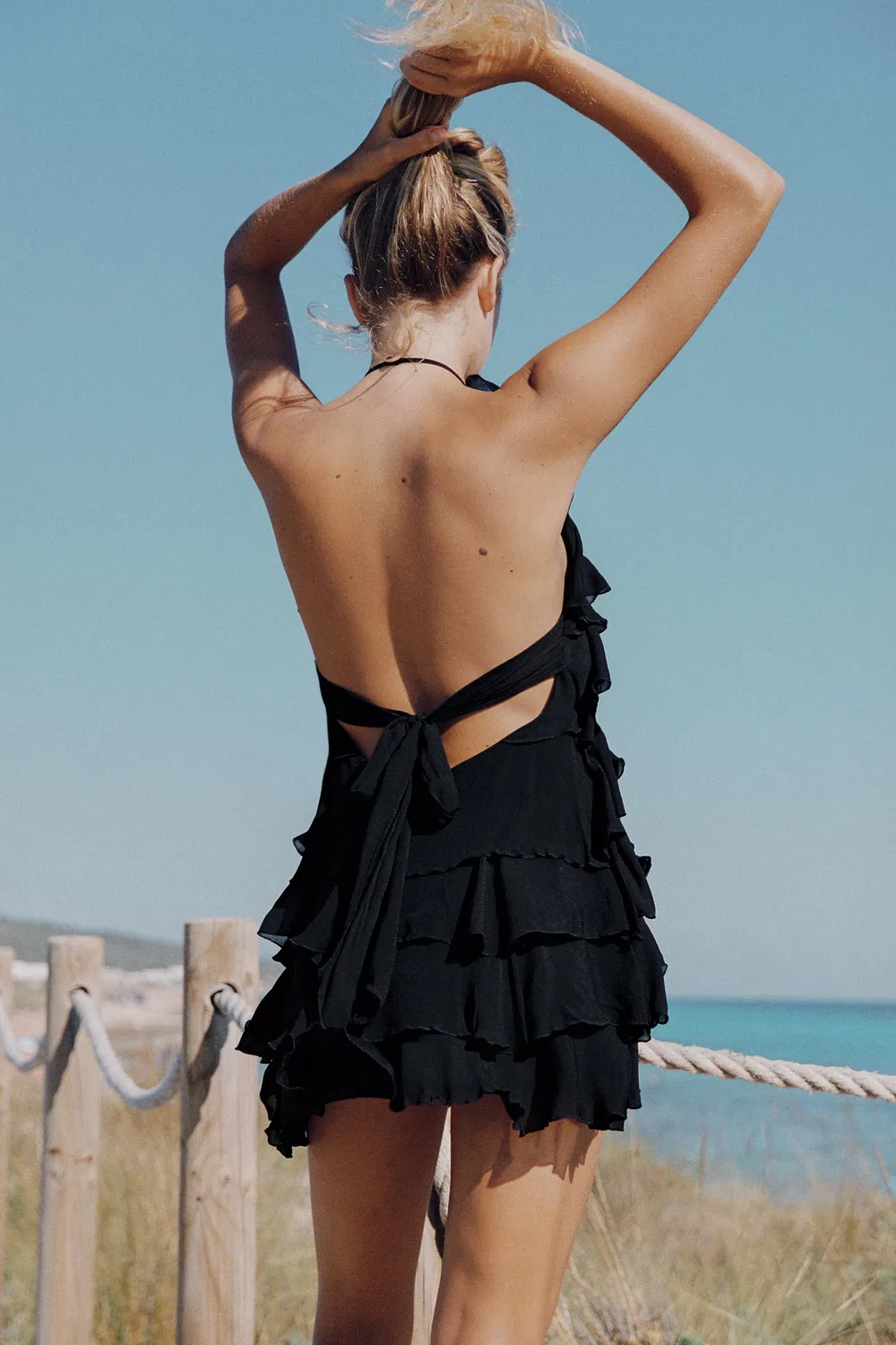 Мини-платье с бретелькой через шею и оборками ZARA, Black — фото 4