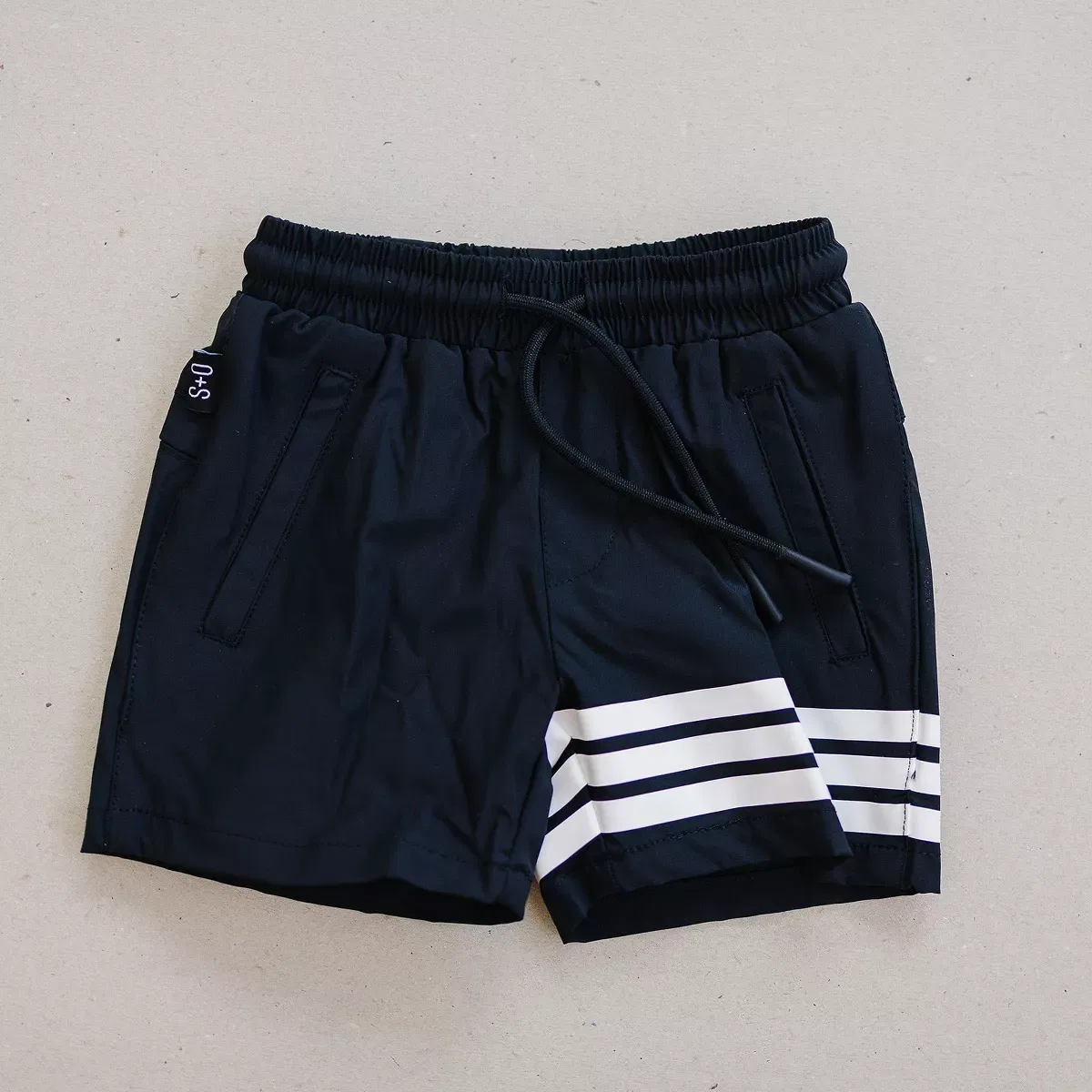 Детские шорты с принтом Leo Athletic Shorts Olive + Scout, Black