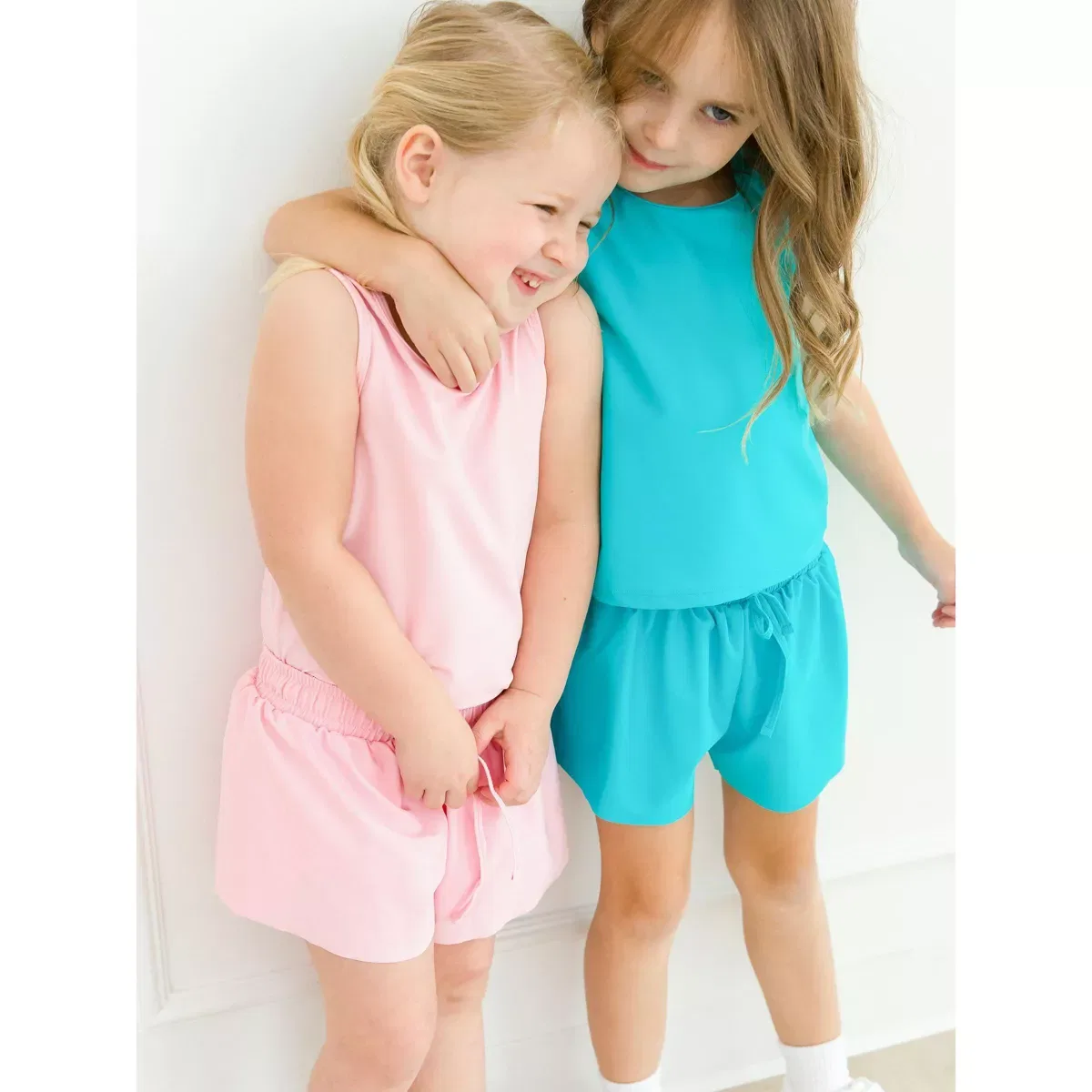 Детские шорты для девочек с принтом бабочки Active Butterfly RuffleButts, Bright Aqua — фото 4