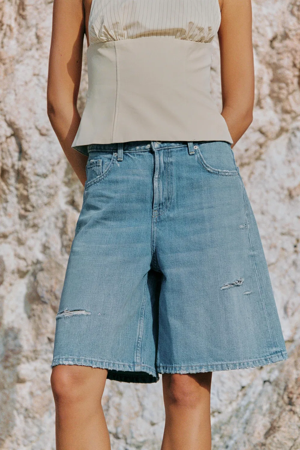 Джинсовые шорты-бермуды TRF средней посадки с рваными вставками ZARA, Blue — фото 4