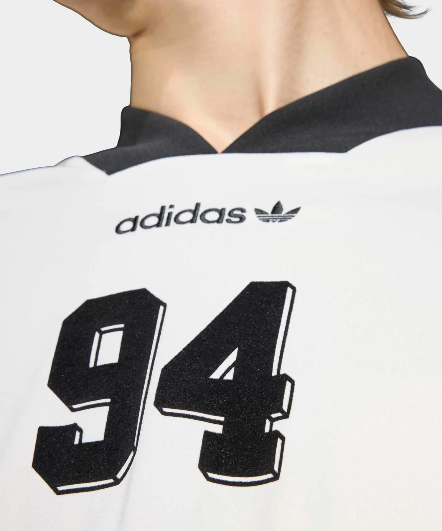Унисекс футболка с V-образным вырезом adidas Originals Santiago AOP белая — фото 3