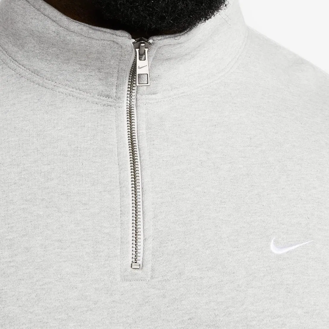 Мужская футболка Nike Solo Swoosh с застежкой-молнией на четверть длины — фото 3