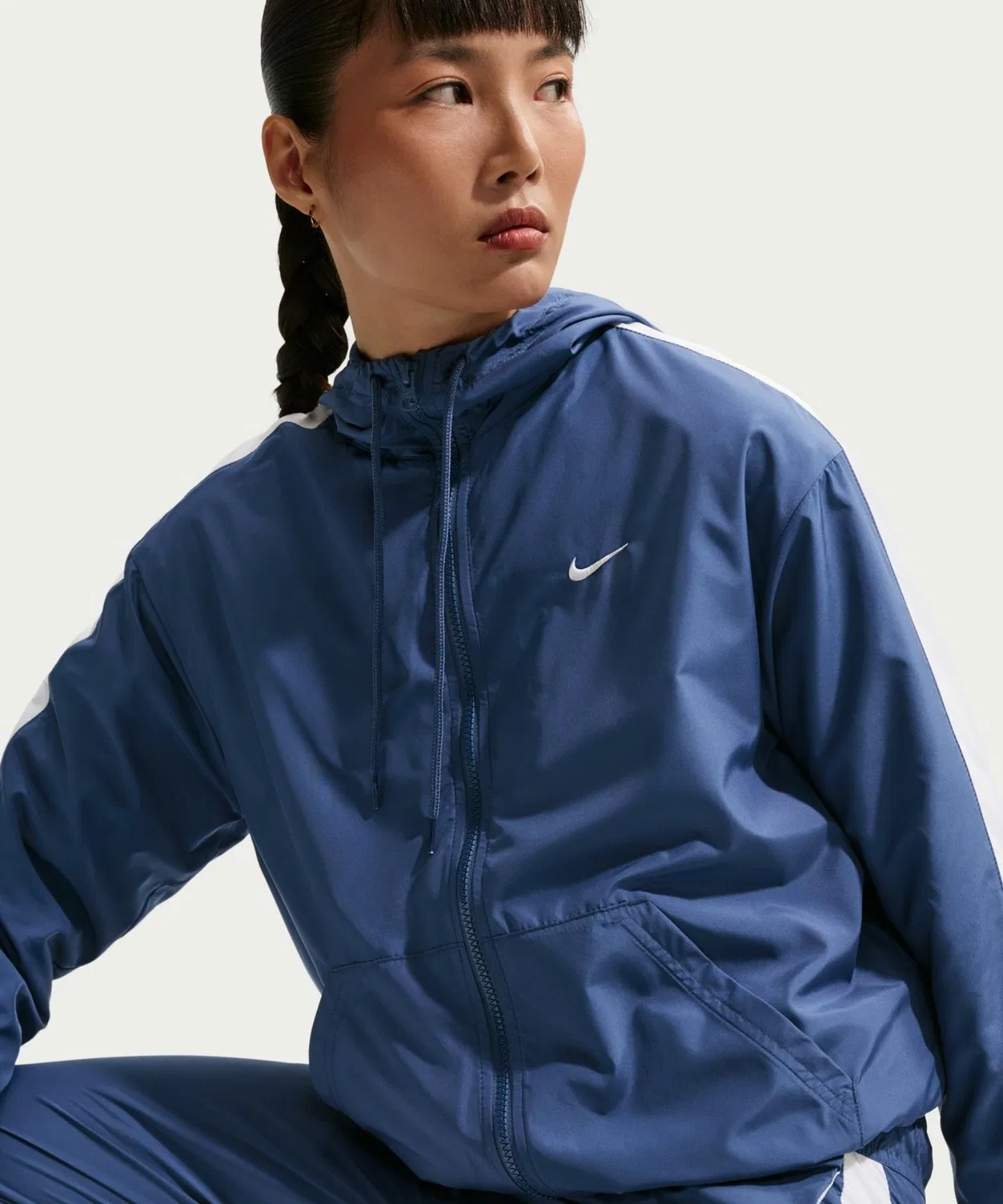 Женская куртка с капюшоном из полиэстера NIKE NSW Essential UV Woven Hooded Jacket, Blue Grey — фото 2