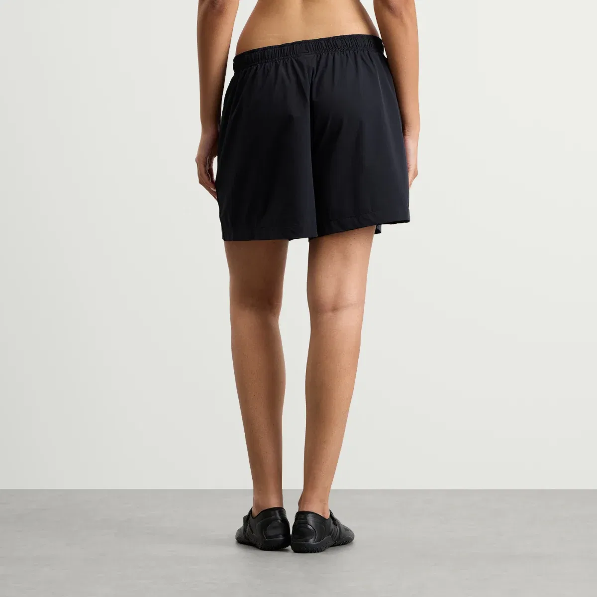 Шорты для бега с эластичным поясом Nike X Skims Stretch Nylon Track Short 5", Obsidian — фото 3