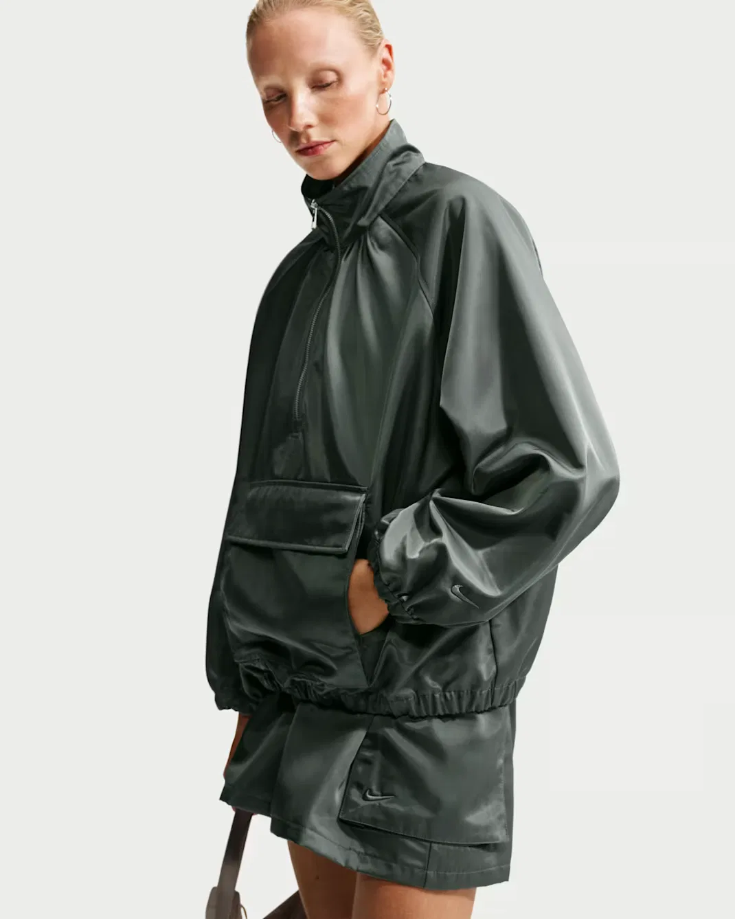 Женская атласная куртка-анорак с молнией на четверть длины Nike Sportswear, Camo Green/Camo Green