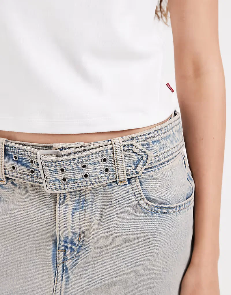 Джинсовая мини-юбка Levi's с низкой посадкой и поясом, кислотная стирка синий — фото 2