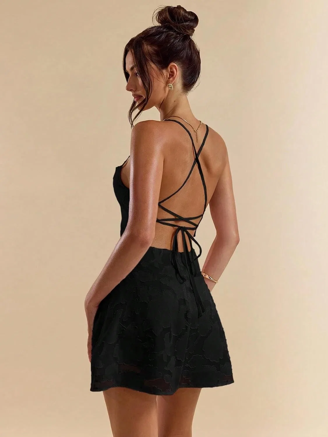Женское мини-платье с открытой спиной и бантом, Black — фото 3