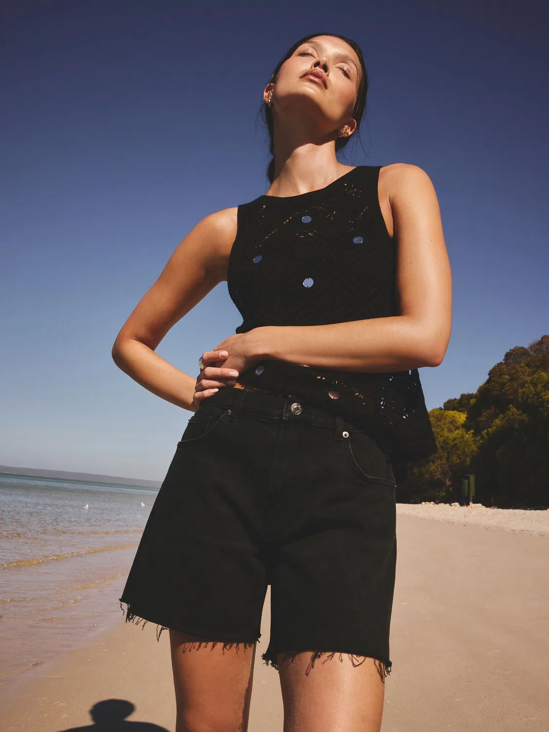 Шорты джинсовые с разрезом, высокая посадка, Black Split Hem High Rise Denim Shorts Next, черный