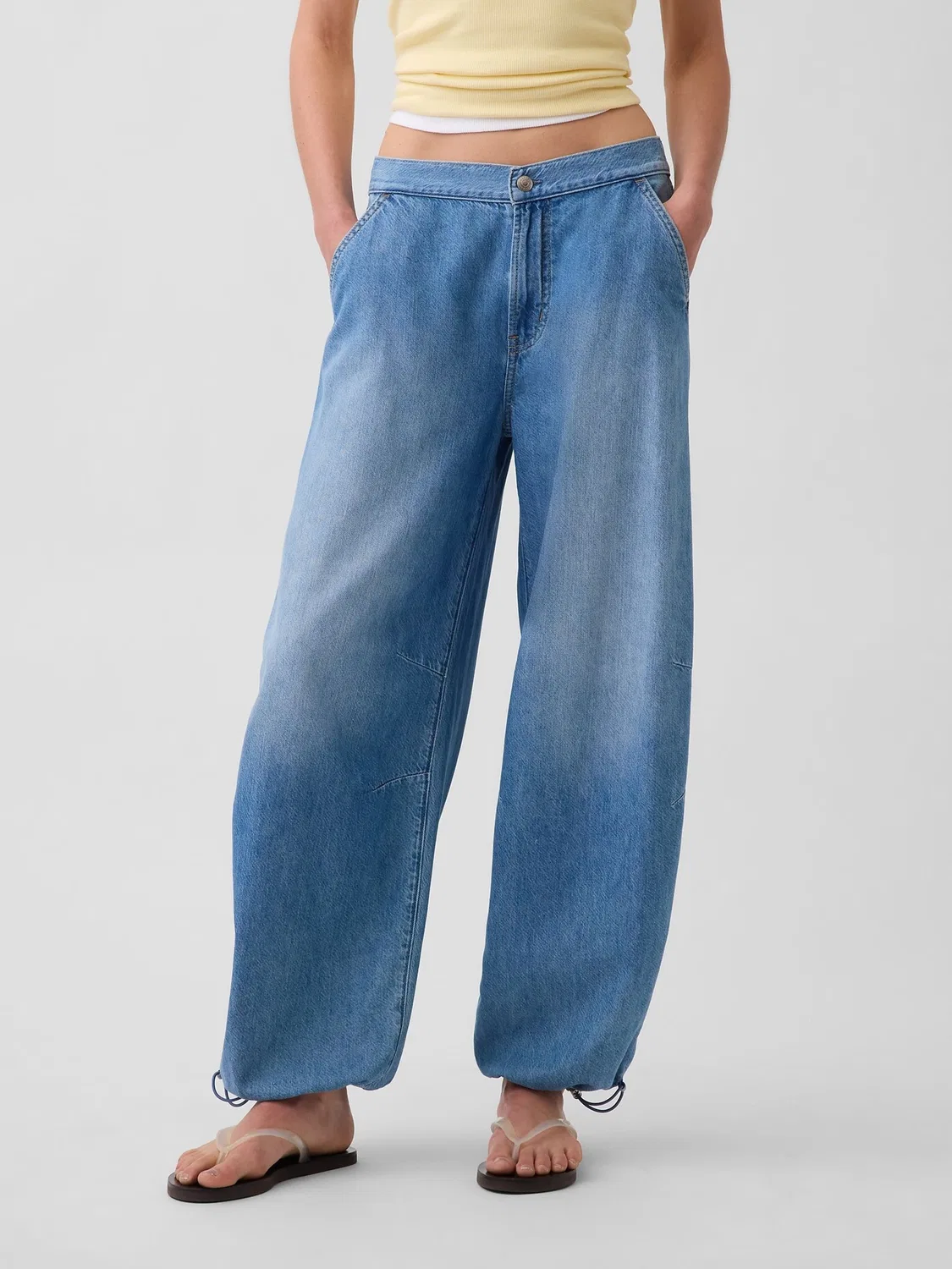 Джинсы клеш Gap UltraSoft Cuffed Barrel, Medium Wash