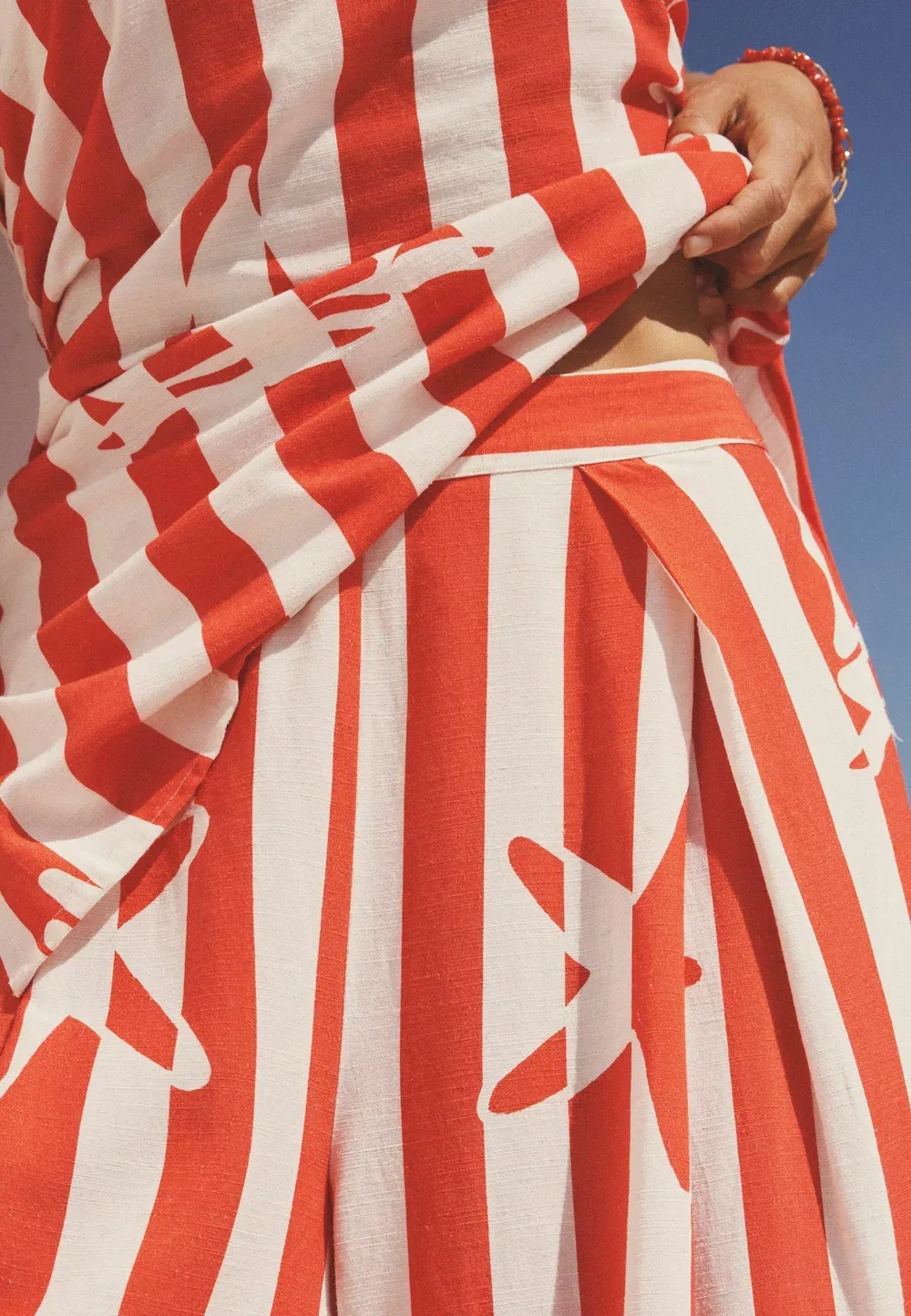 Брюки с широкими штанинами и складками спереди. Высокий крой Next, Red White Stripe Sun Print — фото 4