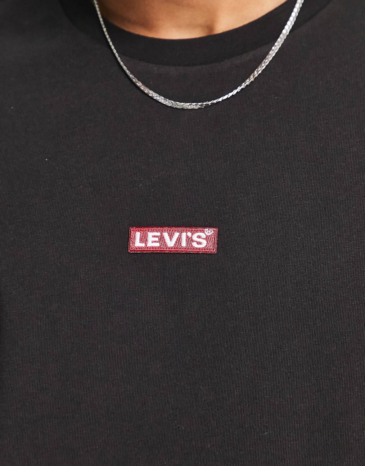 Черная футболка Levi's с небольшим логотипом в виде коробки по центру — фото 4