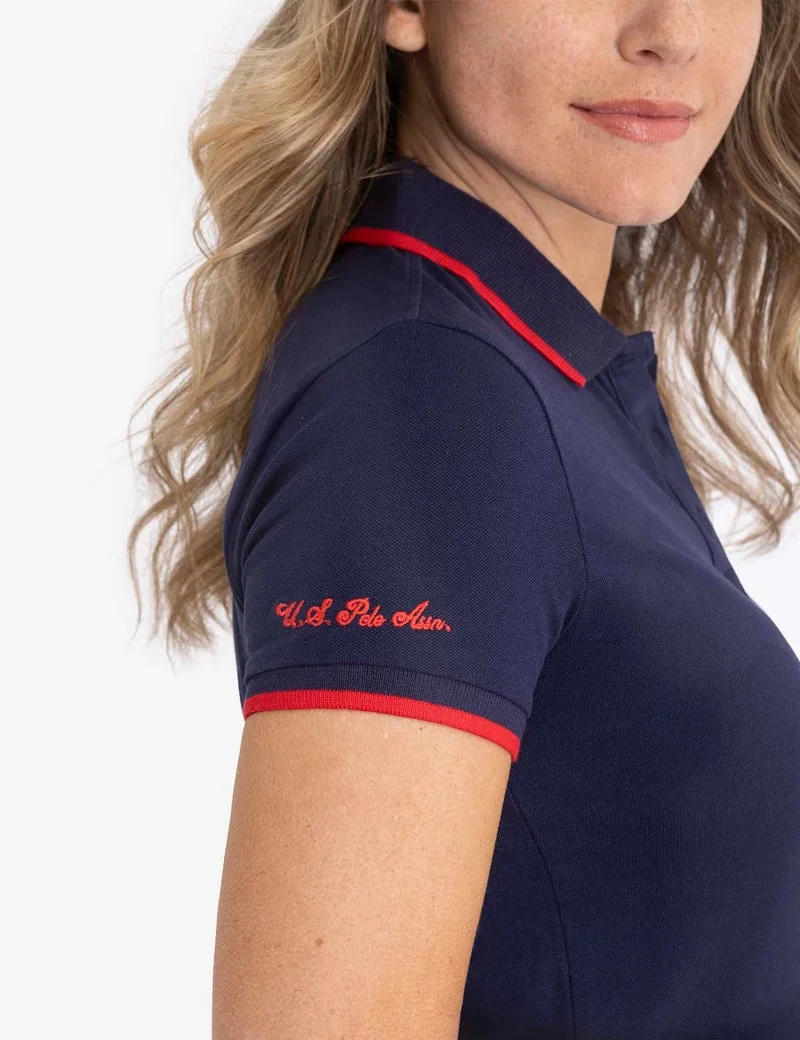Женская футболка-поло U.S. Polo Assn. Tipped Solid, темно-синий/красный — фото 3