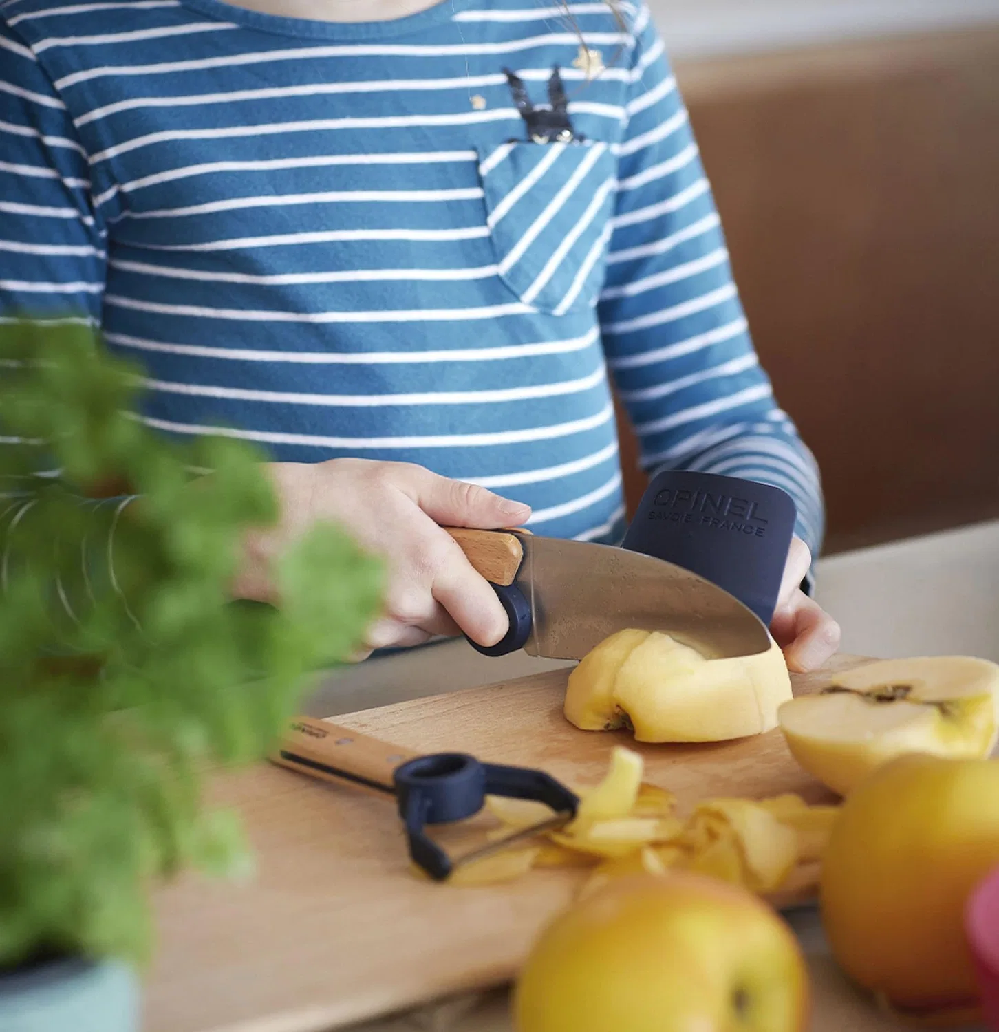 Детский складной нож «Petite Chef» 10 см из нержавеющей стали с овощечисткой, синий, от OPINEL — фото 2