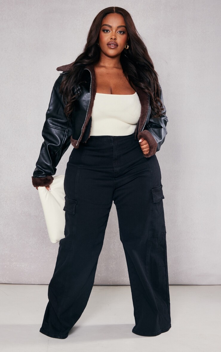 

PrettyLittleThing Плюс черные широкие джинсы карго