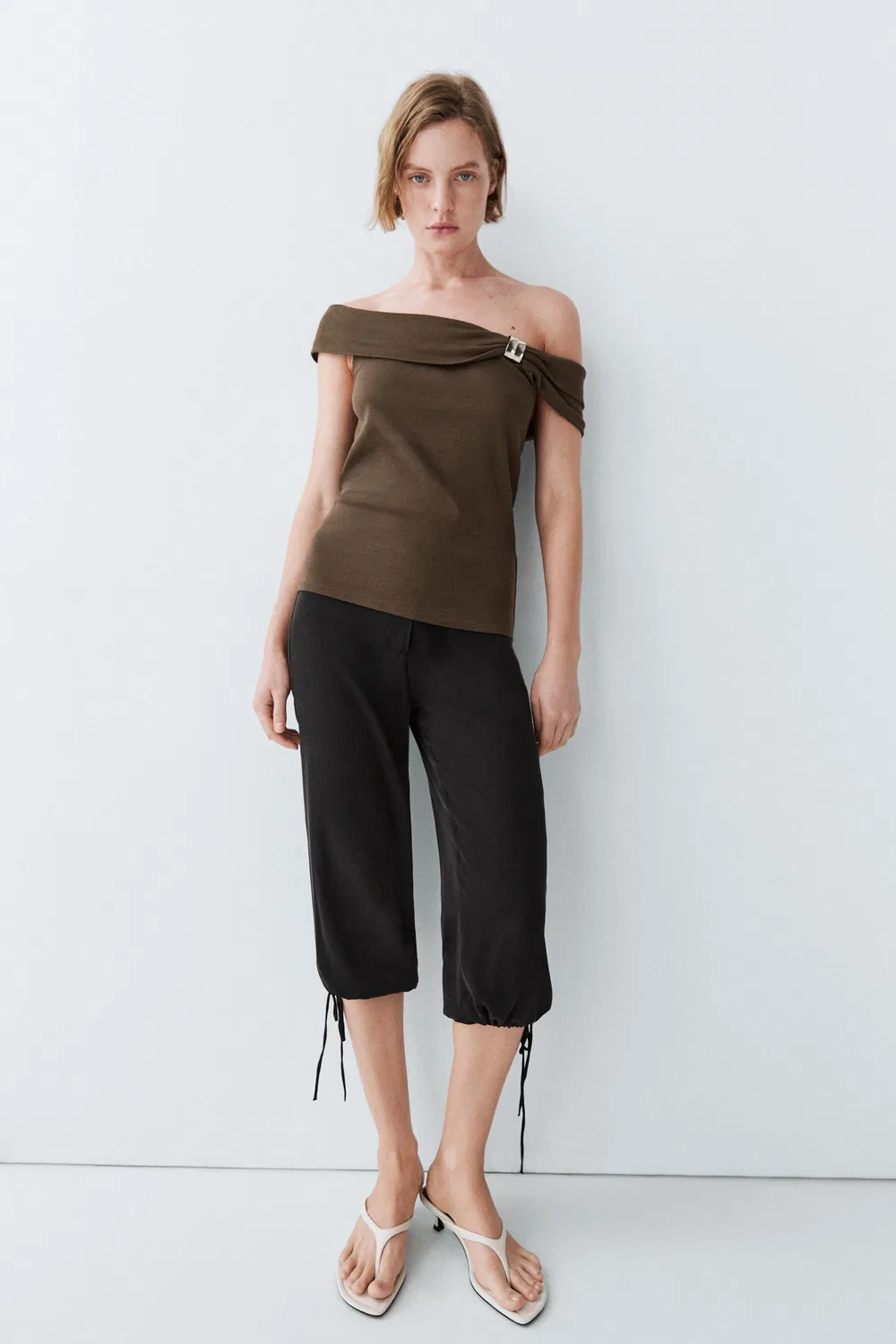 Топ Massimo Dutti, с открытыми плечами и декоративными стразами, хаки — фото 4