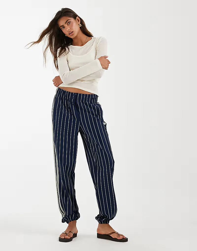 Спортивные брюки Adidas Originals Pinstripe Firebird в цвете ночной индиго/теплый ванильный