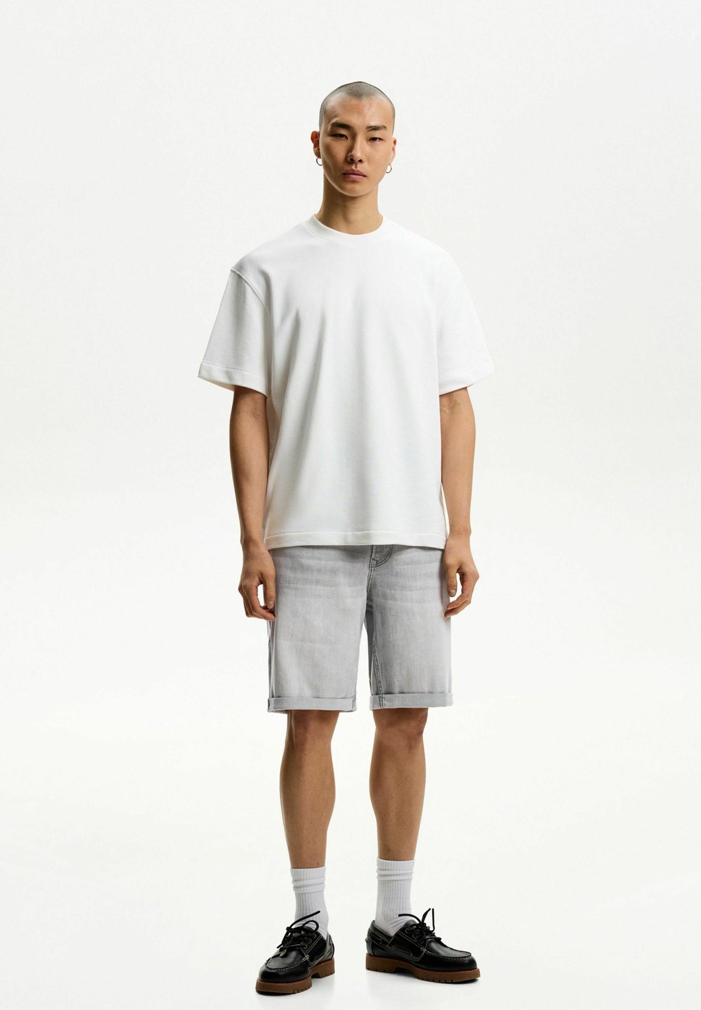 

Джинсовые шорты WITH TURN-UP HEMS - BERMUDA Bershka, серый