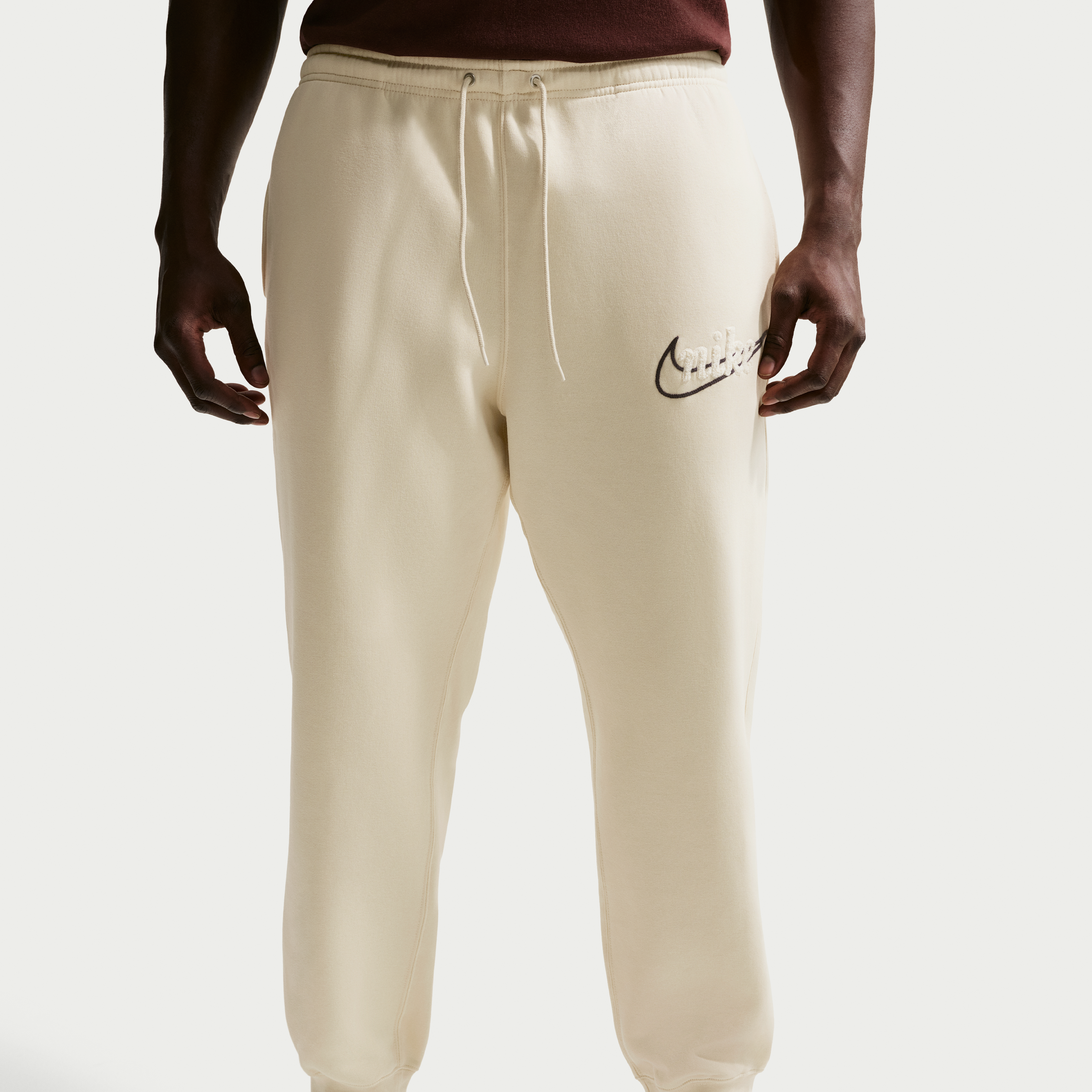 Спортивные брюки Nike Sportswear Club Track Pants, цвет «бежевый» — фото 4