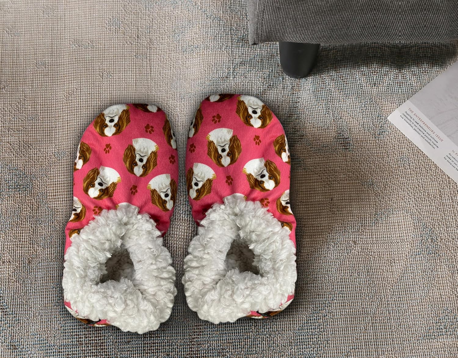 Тапочки Comfies - Уютные домашние тапочки с шерпой для женщин и мужчин - Домашняя обувь - Подарок любителям животных - Нескользящая подошва - Один размер подходит большинству - Унисекс, Cavalier King Charles — фото 3