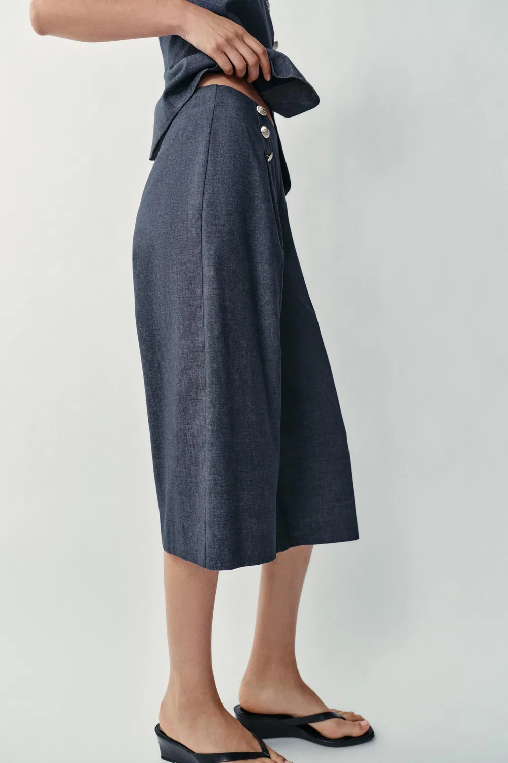 Длинные бермудские шорты из льняной смеси с пуговицами. ZARA, Indigo — фото 3