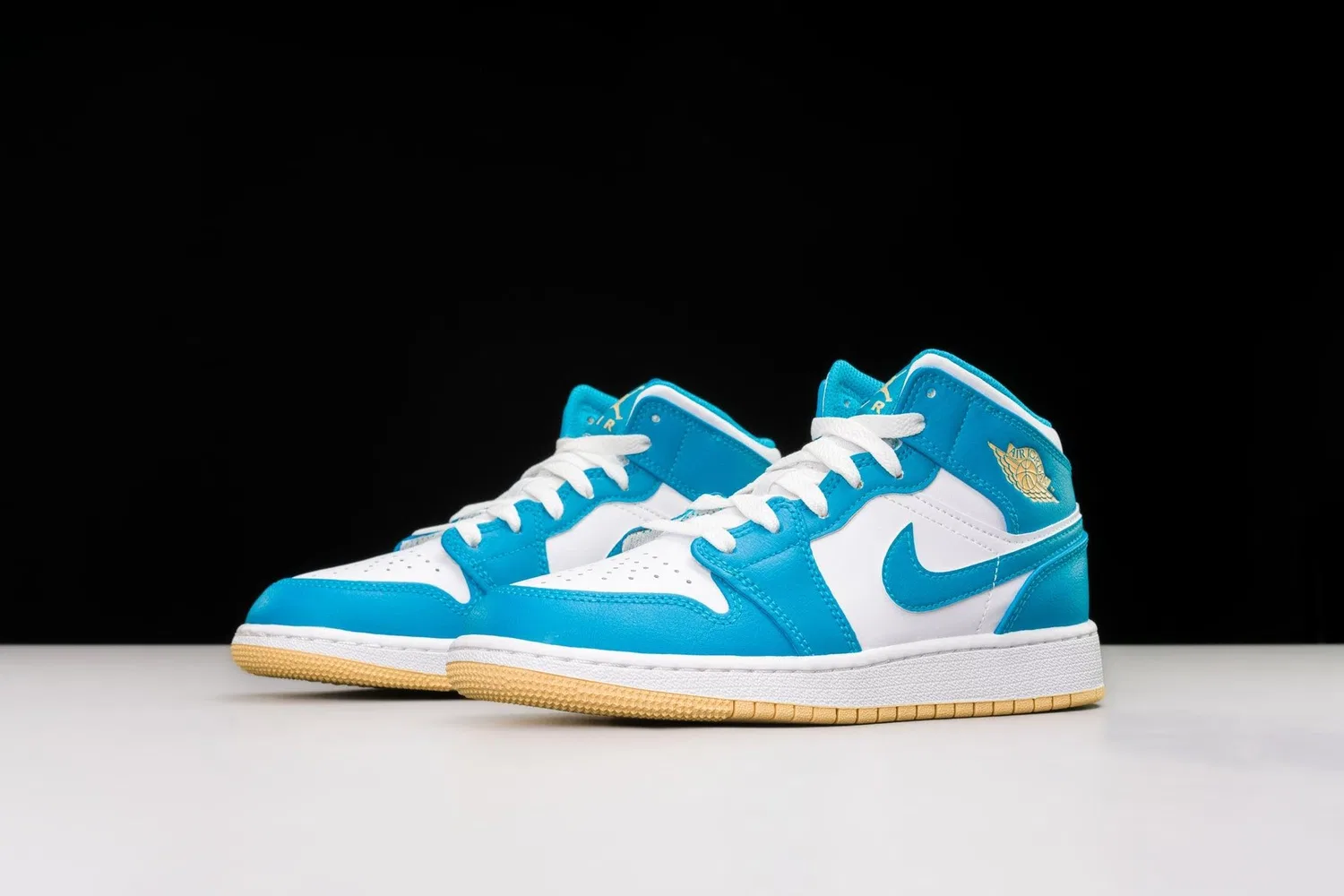 Детские кроссовки для мальчиков высокие с принтом Air Jordan 1 Mid NIKE, Aquatone Celestial Gold White — фото 2